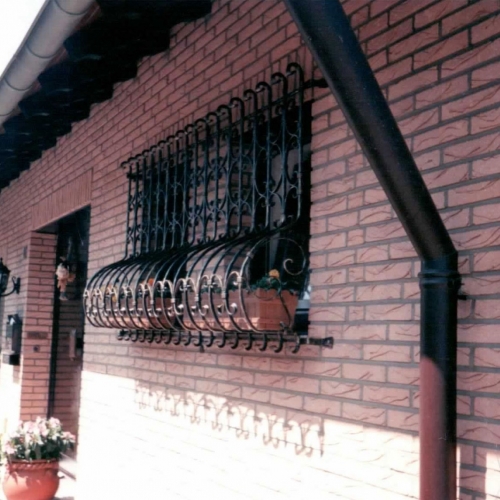 Ziergitter mit Ornamenten aus Schmiedeeisen